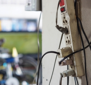 Como evitar mortes por choques elétricos e incêndios.